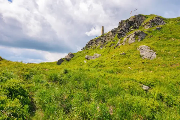 Rocky Formations Steep Grassy Slopes Pikui Mountain Nature Scenery Ukrainian — Stock Photo, Image
