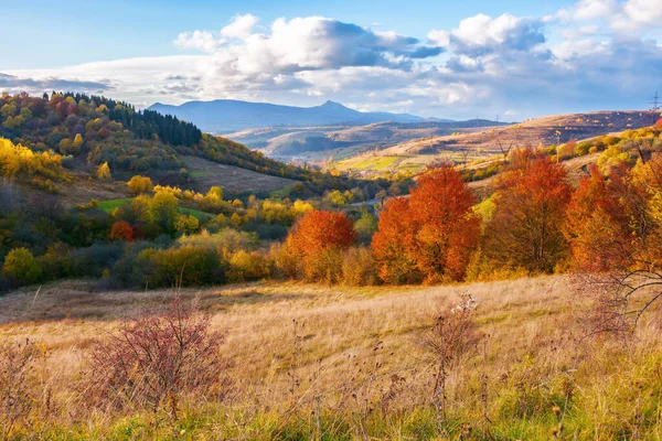 乡村山谷的美丽景色 一个阳光灿烂的下午 是秋天的风景 高耸在远山之上的云彩 — 图库照片