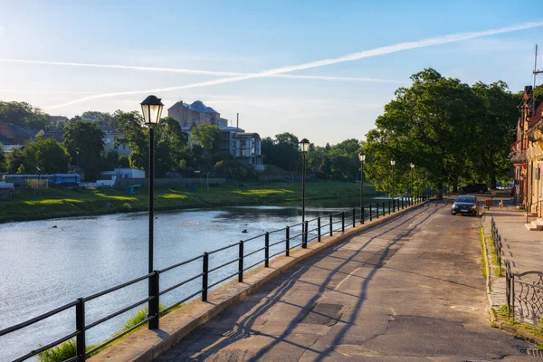 Uferpromenade Des Flusses Uzh Mit Laternen Stadtlandschaft Bei Sonnenaufgang — Stockfoto