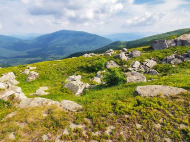 Dağlık kırların güzel manzarası. uzak kırsal vadiye bakın. Yazın açık hava maceraları