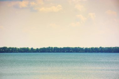 Strbske pleso su rezervi. Slovakya 'da popüler bir tatil yeri. Yazın kırsal alan. tatil sezonu