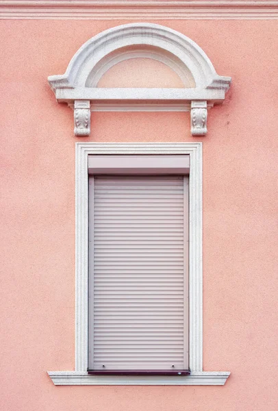Пластиковые Окна Винтажной Стене Традиционная Старая Европейская Архитектура — стоковое фото