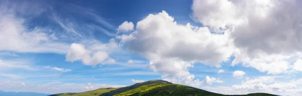 Traumhaftes Panorama Eines Blauen Himmels Mit Flauschigen Wolken Traumhafte Wolkenlandschaft — Stockfoto