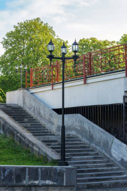 Baharda şehir parkında merdivenlerin yanındaki fener. seyahat arkaplanı