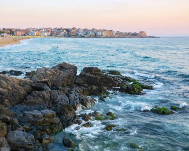 Şafakta kayalık sahil şeridinde. Durgun bir sabahta Karadeniz 'in Bulgar kıyıları