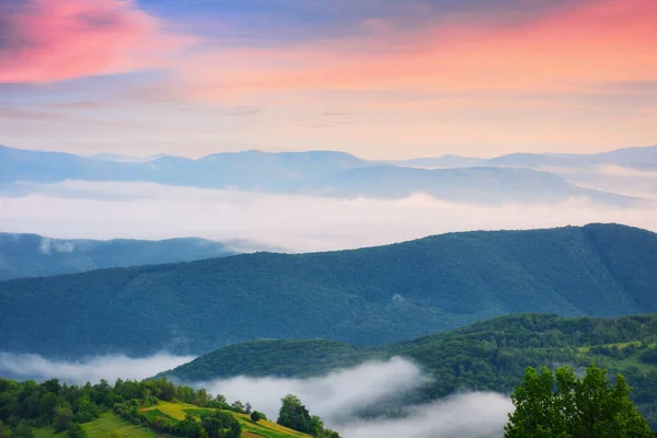 曇り空の日の出の夏の山 旅の背景 — ストック写真