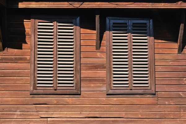 ヴィンテージの木の壁の窓 古代建築 — ストック写真