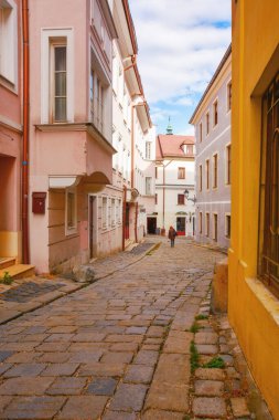 Bratislava, Slovakya - Ekim 16, 2019: Eski şehrin dar kaldırımlı sokakları. Güz mevsiminde Avrupa tatili. Güneşli bir günde güzel bir mimari