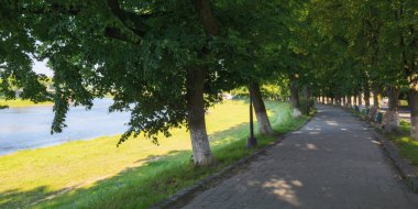 Gün doğumunda kasabada bir nehir. Avrupa 'nın en uzun ıhlamur yolu. popüler seyahat hedefi