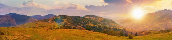 Panorama Paisagem Rural Pôr Sol Prados Pastosos Colinas Arborizadas Outono — Fotografia de Stock