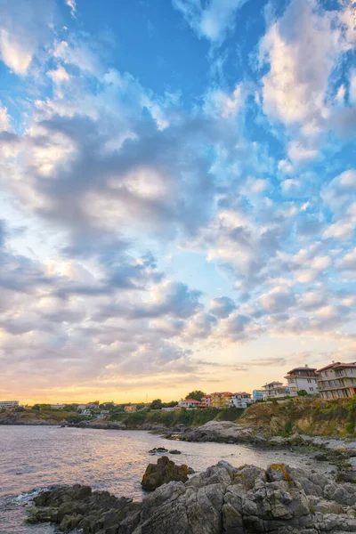 Denizde gün doğumu. Gökyüzünde bulutlar olan muhteşem deniz manzarası. Sozopol 'de tatil