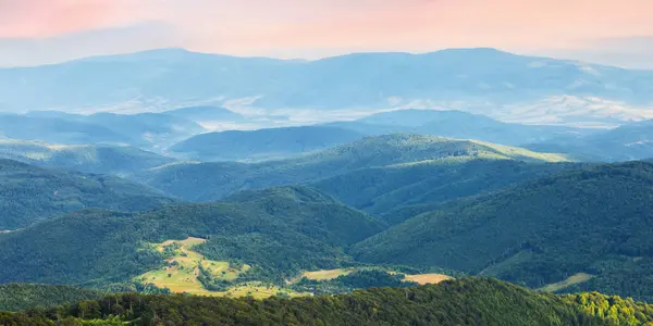 Dağları Vadileri Olan Doğa Manzarası Yazın Ormanlık Kayan Tepelerle Manzara — Stok fotoğraf