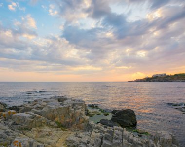 Sozopol 'un kayalık deniz maliyetli sabah manzarası. Gökyüzündeki bulutlar. Rahatla ve rahatla konsepti