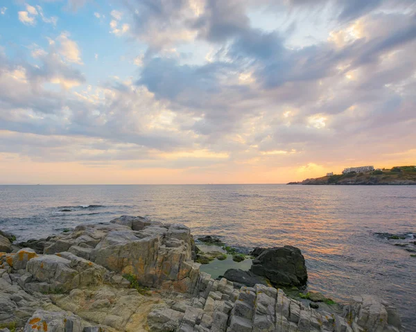 ソポールの海の岩だらけの朝の風景 空の雲 リラックスとレジャーのコンセプト — ストック写真