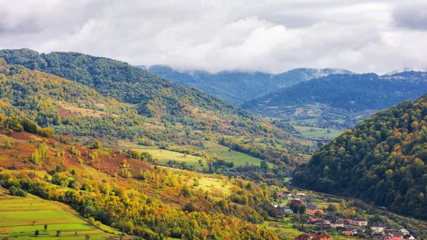 Сельская Местность Карпат Осенью Деревня Далекой Долине Деревья Холмах Осенью — стоковое фото