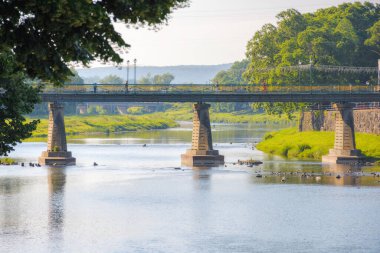 Sabah ışığında nehir kenarına. Güzel şehir manzarası. Çiçek açmış ıhlamur sokağında