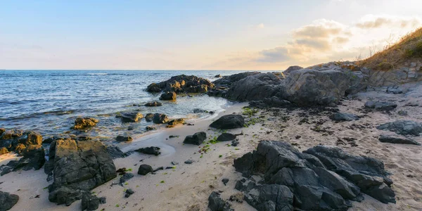 Ozimá Mořská Pláž Pískem Skalami Při Východu Slunce Krásný Výhled — Stock fotografie
