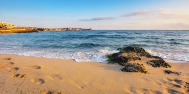 Denizde gün doğumu. İspanya konseptinde tatil ve dinlenme. güneşli hava