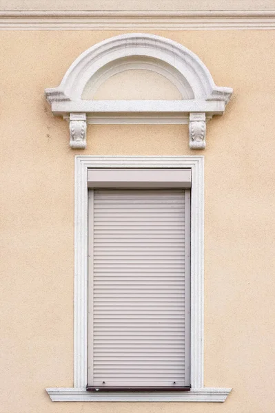 Modern Windows Grunge Facade Ancient Architecture — Foto Stock