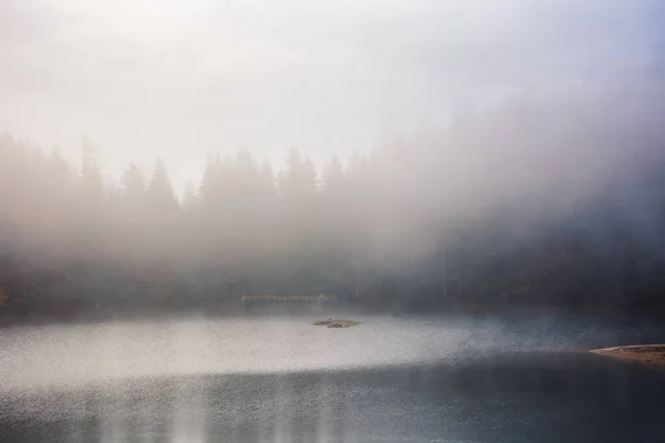 Paisaje Con Lago Otoño Hermoso Niebla Naturaleza Fondo — Foto de Stock