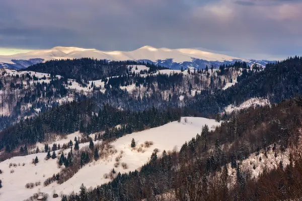 Bergige Landschaft Winter Blick Das Ferne Tal Schneebedeckte Hügel Mit — Stockfoto