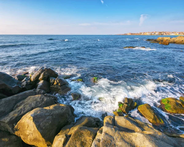 旅游胜地海滨的岩石 暑期度假及休闲背景 — 图库照片