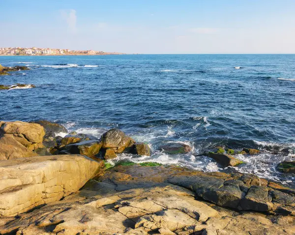 Vlny Omývají Pobřeží Sozopolu Rekreační Volnočasové Zázemí — Stock fotografie