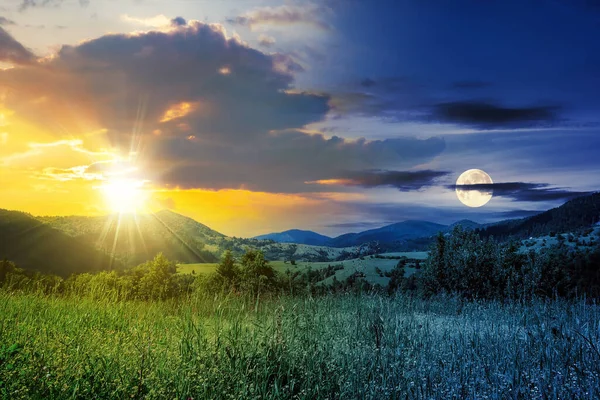 昼夜变化的概念 黄昏时分 高山背景上的高山草甸 日月星斗 — 图库照片