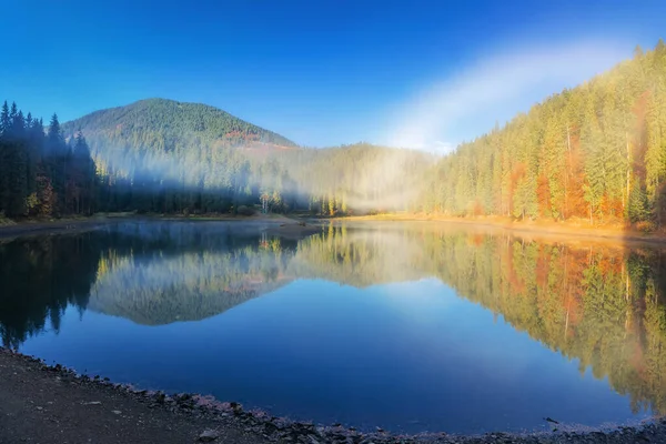 Sonbaharda Gölü Olan Güneşli Bir Manzara Yüzeyinde Sis Var Gökyüzü — Stok fotoğraf