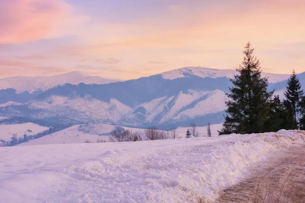 Gün Batımında Dağlık Kırlarda Karla Kaplı Tepeler Akşam Işığında Çayırlar — Stok fotoğraf