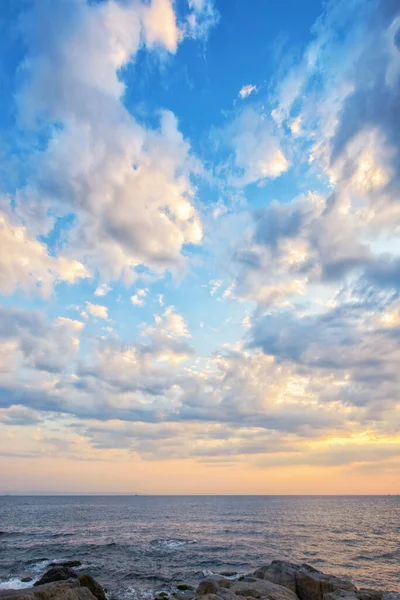 在晨光中 海景与美丽的天空 度假季节背景 夏日平静的天气 — 图库照片