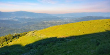 Dağlık doğa geçmişi. Sabah ışığında yaz manzarası