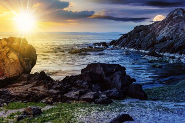 Gündüz ve gece zaman kavramını değiştirir. Alacakaranlıkta güneş ve ay olan kumlu deniz kıyısında taş ve kaya sayısı. Deniz yosunu, sabah vakti fırtınanın yarattığı kumların üzerinde yatar.