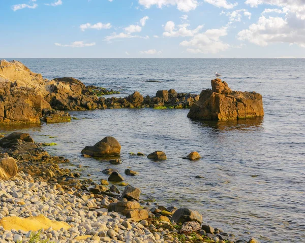 Orilla Del Mar Guijarros Con Rocas Amanecer Hermoso Paisaje Aire —  Fotos de Stock