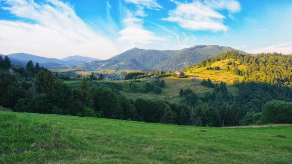 Dolci Colline Campi Verdi Montagne Maestose Bellezza Del Paesaggio Rurale — Foto Stock