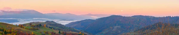 Şafak Vakti Dağlık Kırların Manzarası Ağaçlı Tepeler Kırsal Alanlar Sisli — Stok fotoğraf