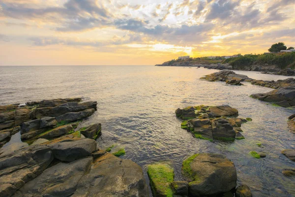 日の出に岩と黒海の風景 夏休みシーズン 太陽光が水面に反射し — ストック写真