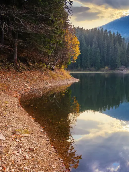 Bergige Herbstlandschaft Mit See Bei Sonnenuntergang Landschaft Herbstlichen Farben Die — Stockfoto