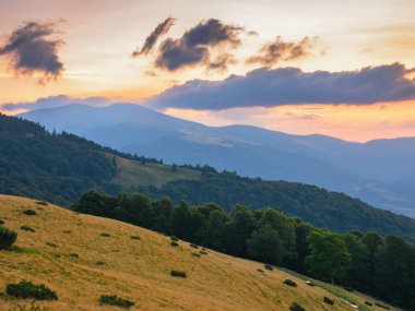 Yazın Karpatya kırsalında. Dağlar kadar svydovets. Akşam ışığında gökyüzünde bulutlar