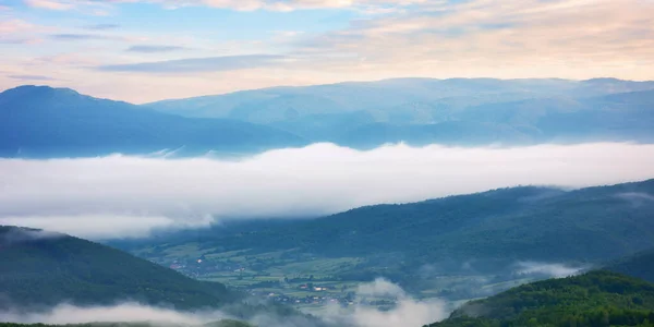 Ländliches Bergtal Bei Sonnenaufgang Natürliche Sommerlandschaft Wolkeninvasion Bei Sonnenaufgang — Stockfoto