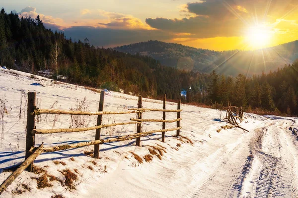 Zaun Verschneiten Berghang Der Nähe Des Waldes Winter Bei Sonnenuntergang — Stockfoto