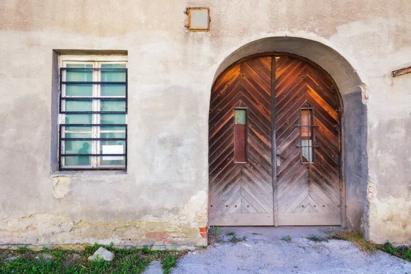 Zabytkowe Drewniane Drzwi Garażowe Element Architektoniczny — Zdjęcie stockowe