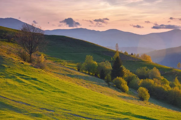 Sunset Rural Mountain Valley Rolling Hills Mountain Peaks Provide Stunning — Stock Photo, Image