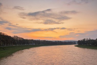 Eski kasabanın rıhtımında. Sabah ışığında şehir manzarası. Parlayan güzel gökyüzü