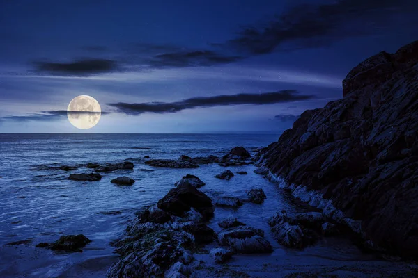 바다의 해안에 바위와 차있는 달빛에 경이로운 — 스톡 사진