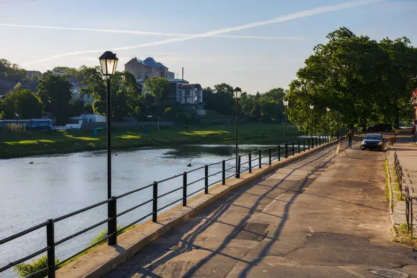 Ufer Des Flusses Mit Laternen Stadtlandschaft Einem Frischen Sommermorgen — Stockfoto