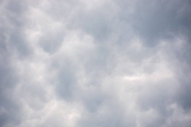 Bulutlarla kaplanmış gri gökyüzü. Yağmurlu hava tahmini