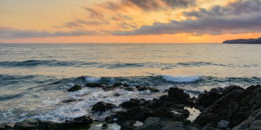 Karadeniz kıyısında. Gün doğumunda muhteşem bulutlu manzara