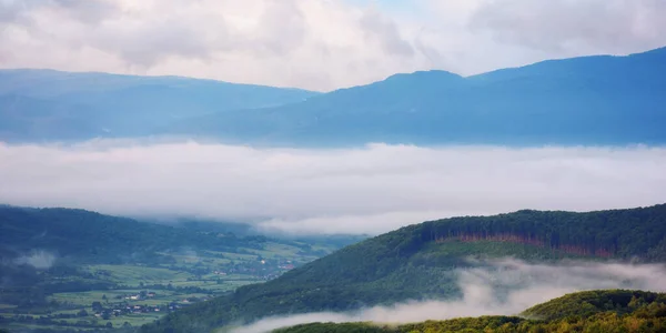 Όμορφη Αυγή Στα Βουνά Ομίχλη Στην Κοιλάδα Δασώδεις Λόφοι Καλυμμένοι — Φωτογραφία Αρχείου