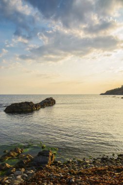 Gündoğumunda Karadeniz 'in çakıl taşı kıyısı. kadife sezonu tatil geçmişi